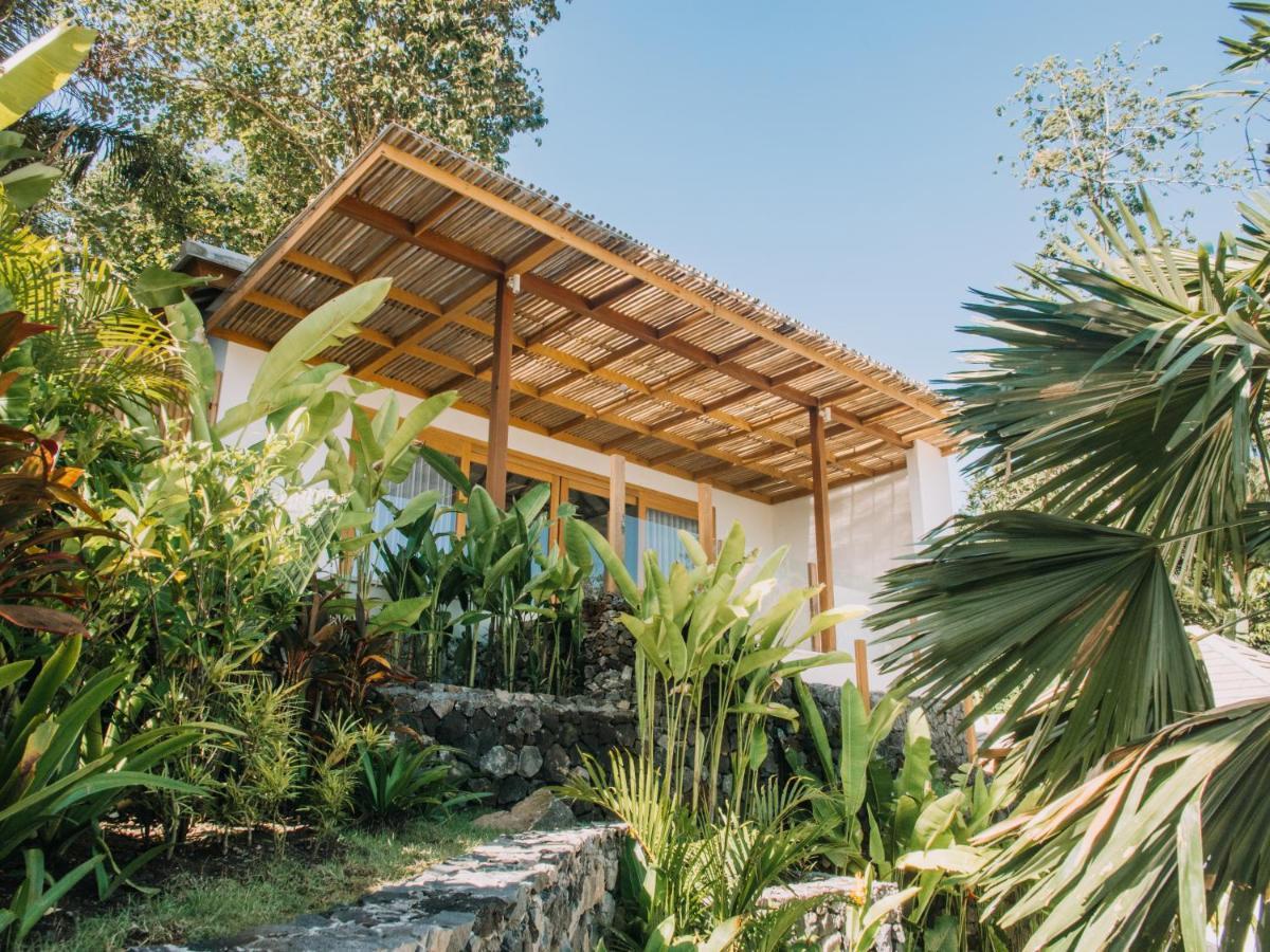 Neano Escape Hotel Manggis  Luaran gambar The house of the writer, architect and designer, in the garden of his home in the village of Khao Sam Roi Yot, Thailand
