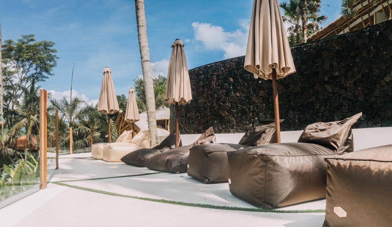 Neano Escape Hotel Manggis  Luaran gambar Bean bag chairs at a resort in Bali, Indonesia