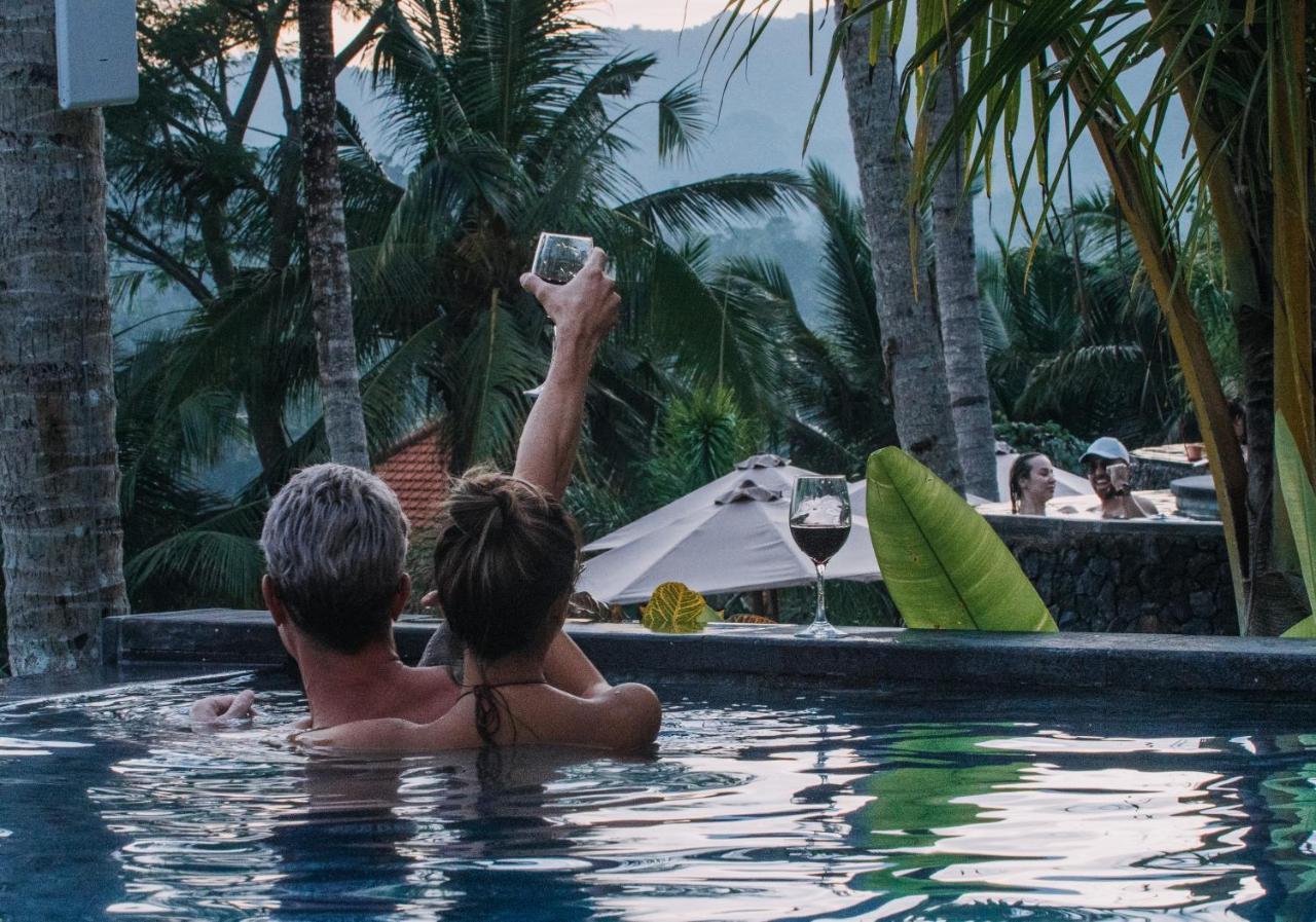 Neano Escape Hotel Manggis  Luaran gambar A couple in a swimming pool