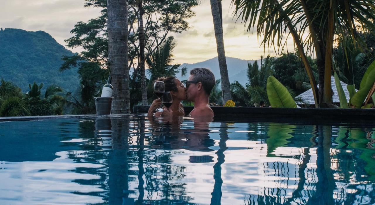 Neano Escape Hotel Manggis  Luaran gambar A couple kissing in a swimming pool